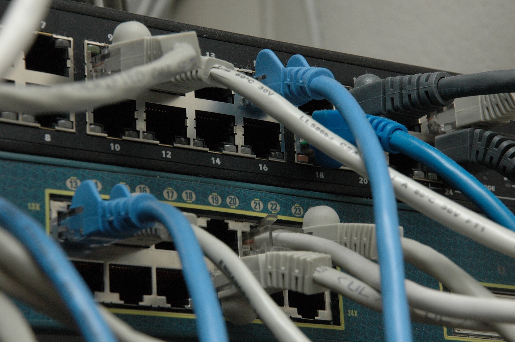 Netzwerk-Switches mit Patchkabeln