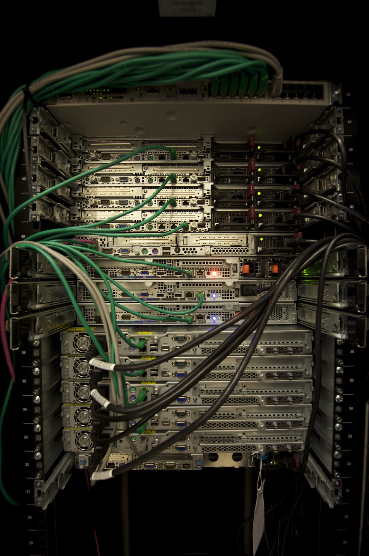 Server in einem Serverschrank, Rückseite mit Kabeln